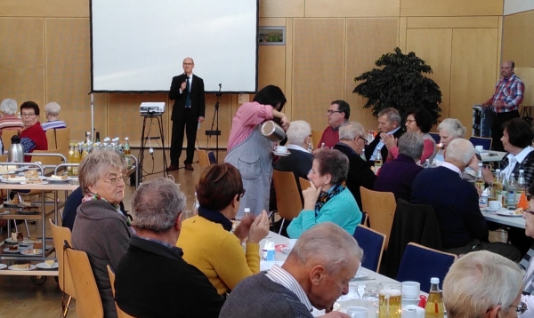 Ortsvorsteher Ansgar Kleiner begrt die anwesenden Senioren (Foto: Michael Kberle)