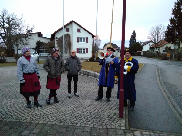 Noch hat der Bttel (Gerold Mnch) den Schlssel in der Hand und noch steht der Narrenbaum (Foto: Michael Kberle)