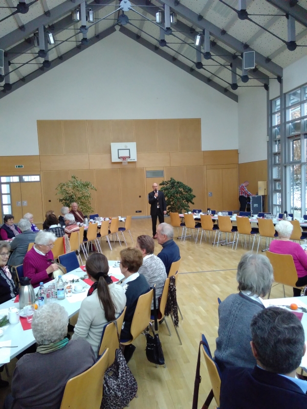 Ortsvorsteher Ansgar Kleiner begrt die anwesenden Senioren (Foto: Michael Kberle)