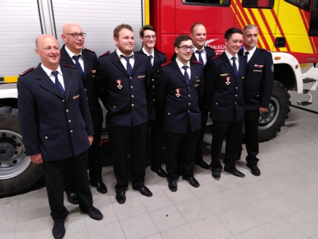 Jahreshauptversammlung Feuerwehr Abteilung Bogenweiler - Die Befrderten und Geehrten mit Abteilungskommandant Rainer Kelch (links) und stellv. Stadtbrandmeister Frank Wchter (rechts) (Foto: Michael Kberle)