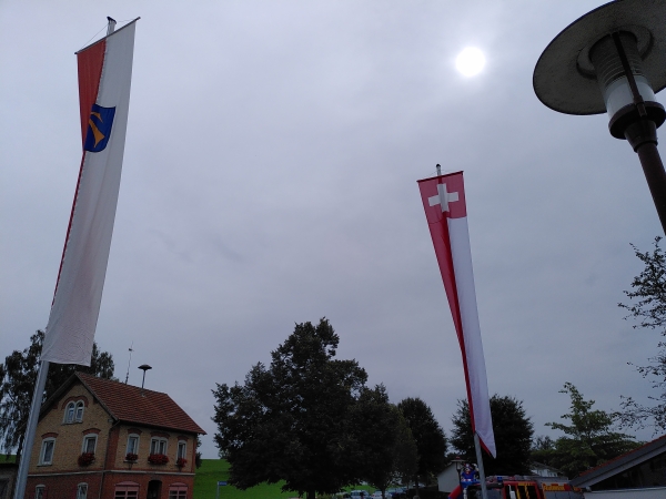 Ortsfahne Haid und Schweizer Flagge als Zeichen der Verbundenheit mit den Freunden aus Gossau (CH) (Foto: Michael Kberle)